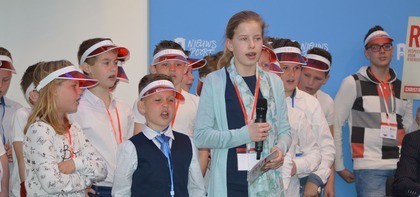 Groep 7-8 van de Ruitenbeekschool (Lunteren) zingt het lied 'Respect Voor Iedereen'.